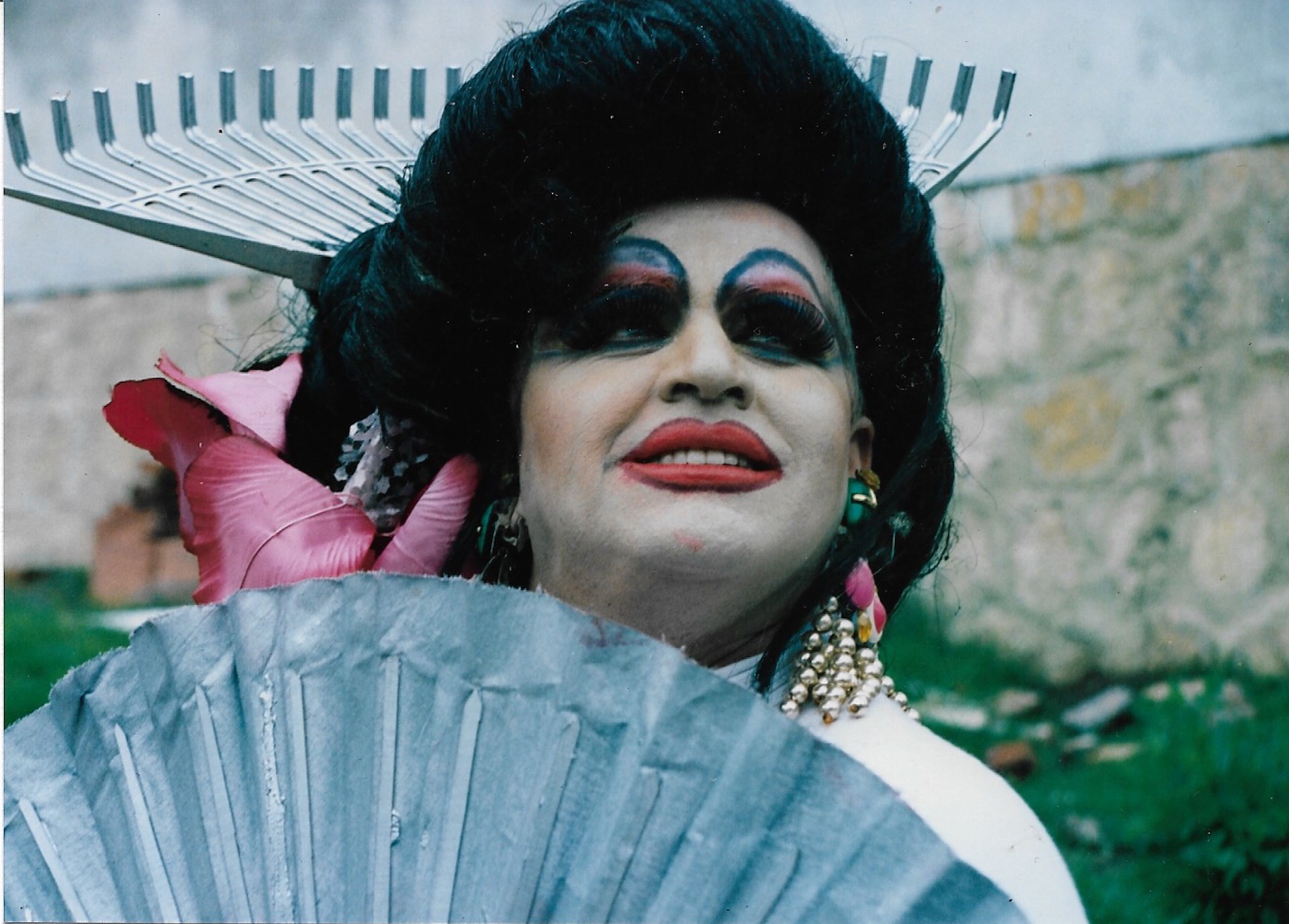 Retrato Drag: Geisha de vestido rojo, puntos blancos, toma 4