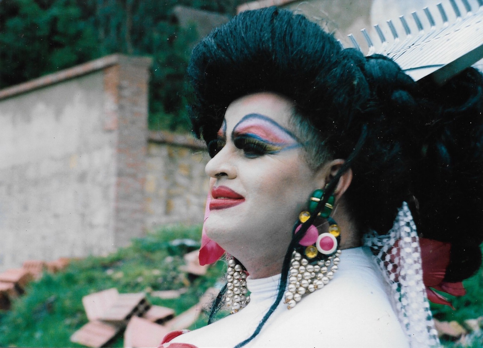 Retrato Drag: Geisha de vestido rojo, puntos blancos, toma 5