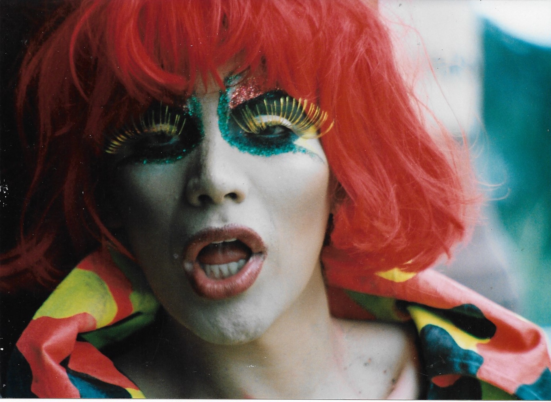 Retrato Drag: Peluca roja y pestañas amarillas, toma 1
