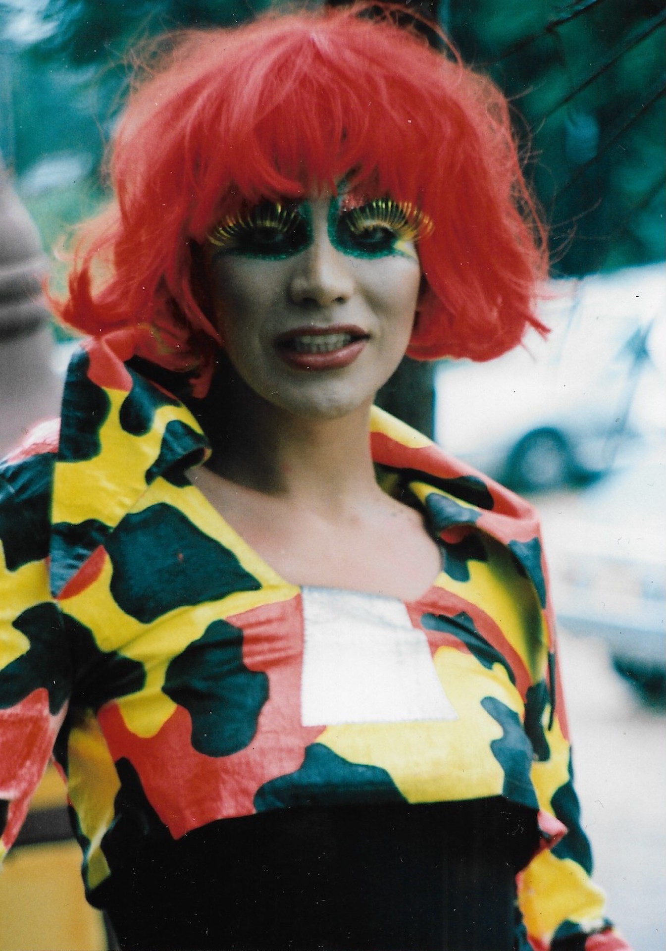 Retrato Drag: Peluca roja y pestañas amarillas, toma 2