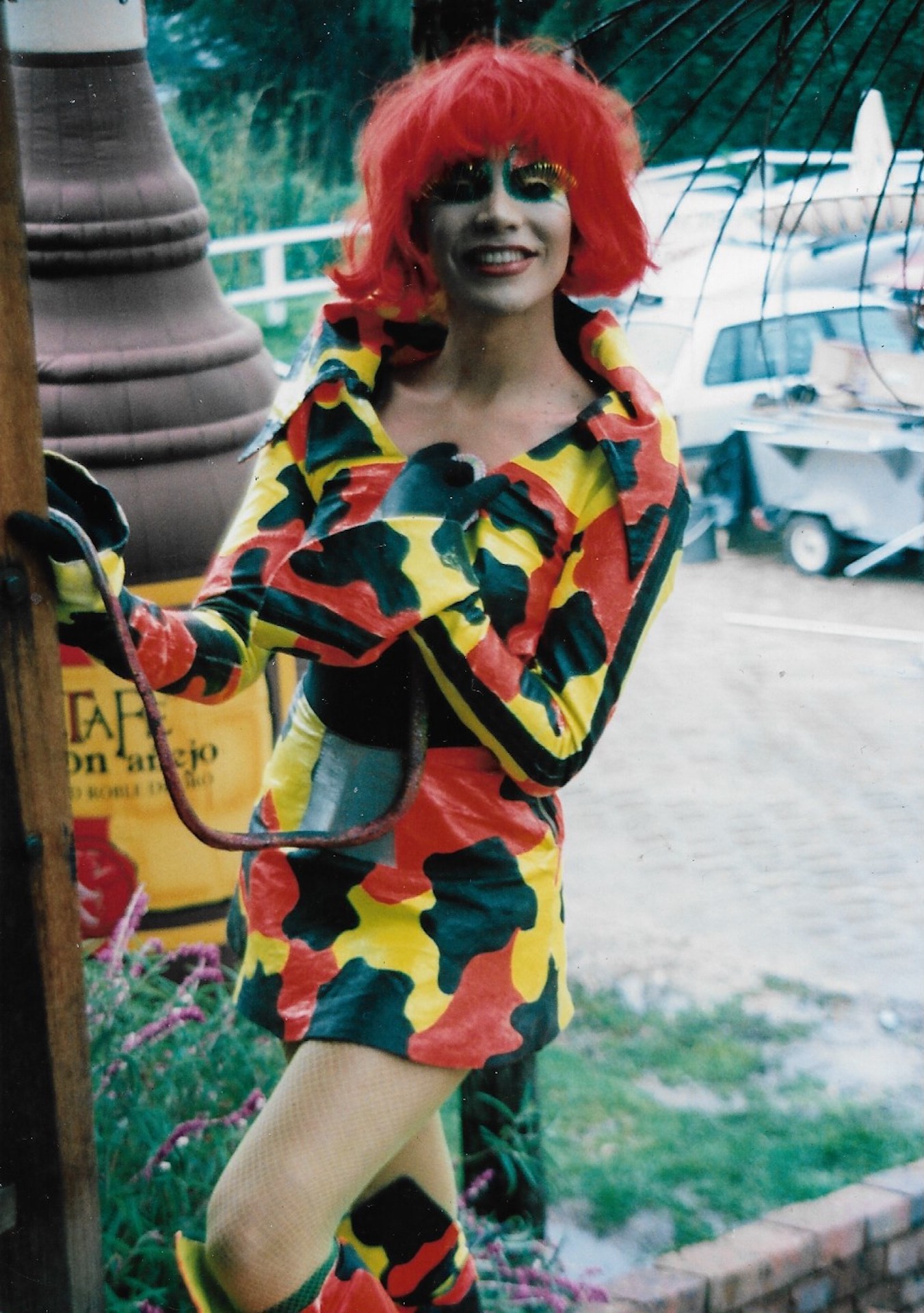 Retrato Drag: Peluca roja y pestañas amarillas, toma 3