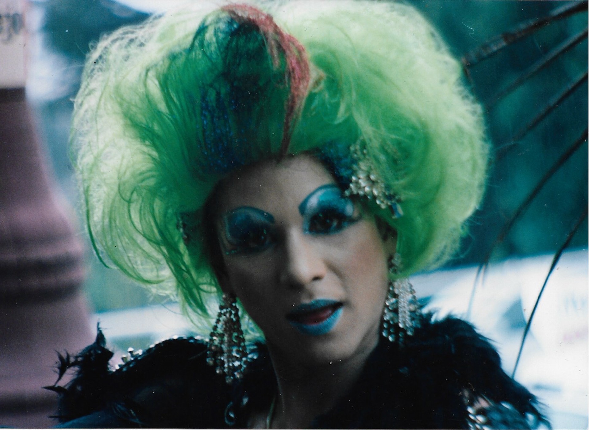 Retrato Drag: Peluca verde y maquillaje turquesa, toma 1