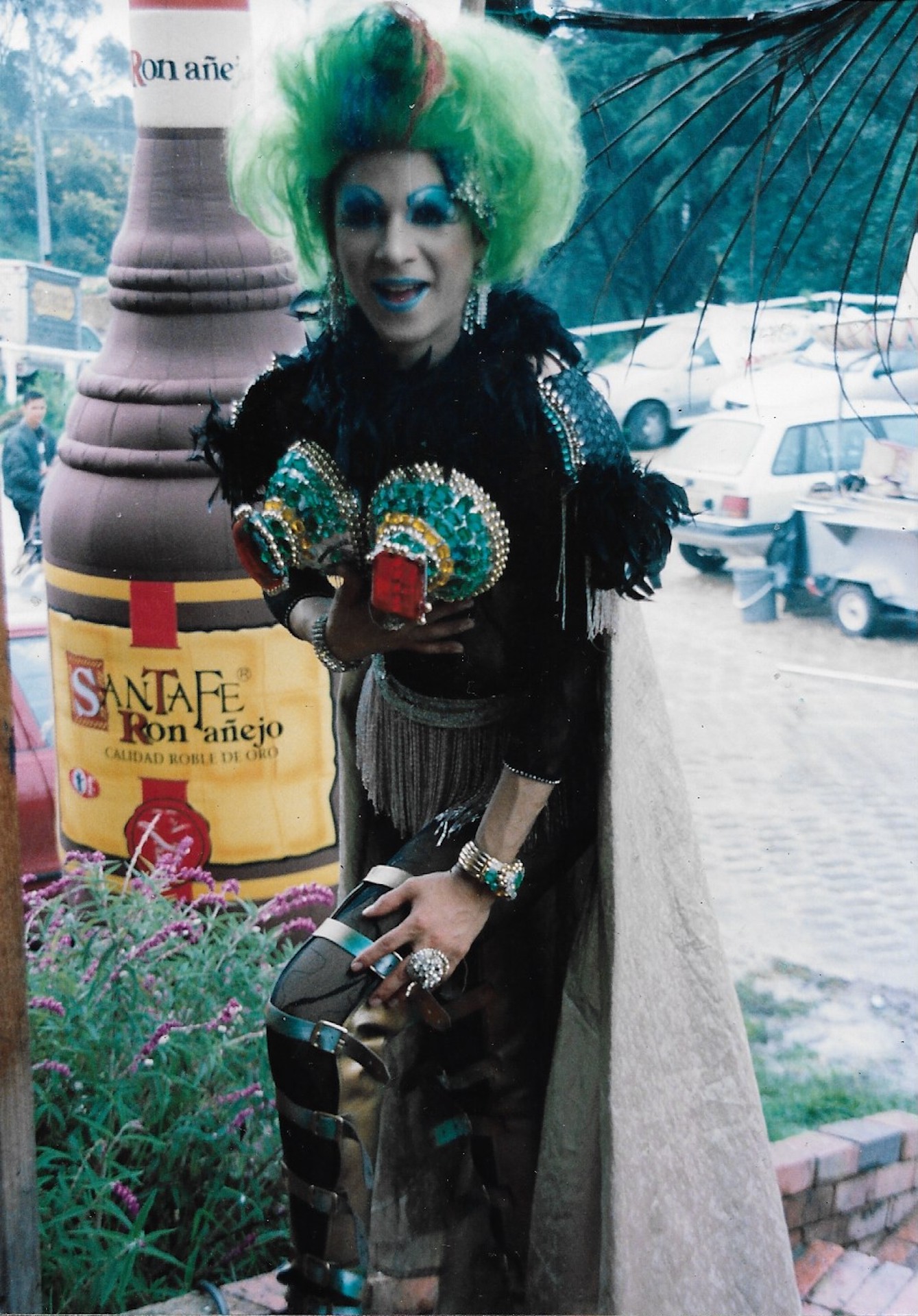 Retrato Drag: Peluca verde y maquillaje turquesa, toma 3