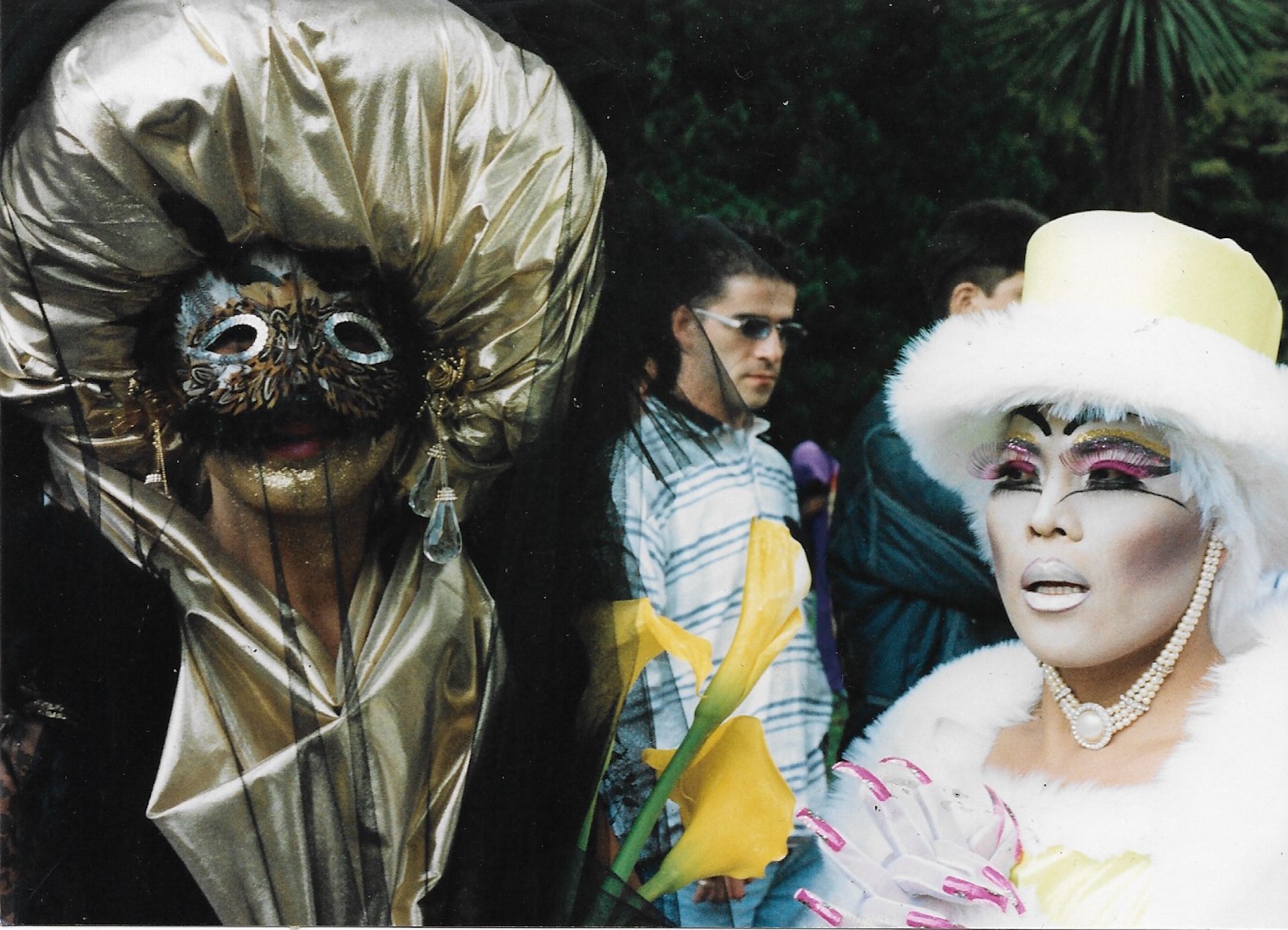 Drags de negro y dorado, y blanco, amarillo y rosa