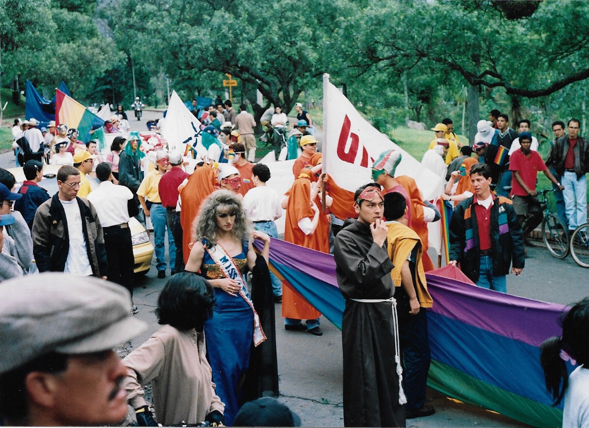 Marchantes llegando al Parque Nacional, a la Diagonal 40A