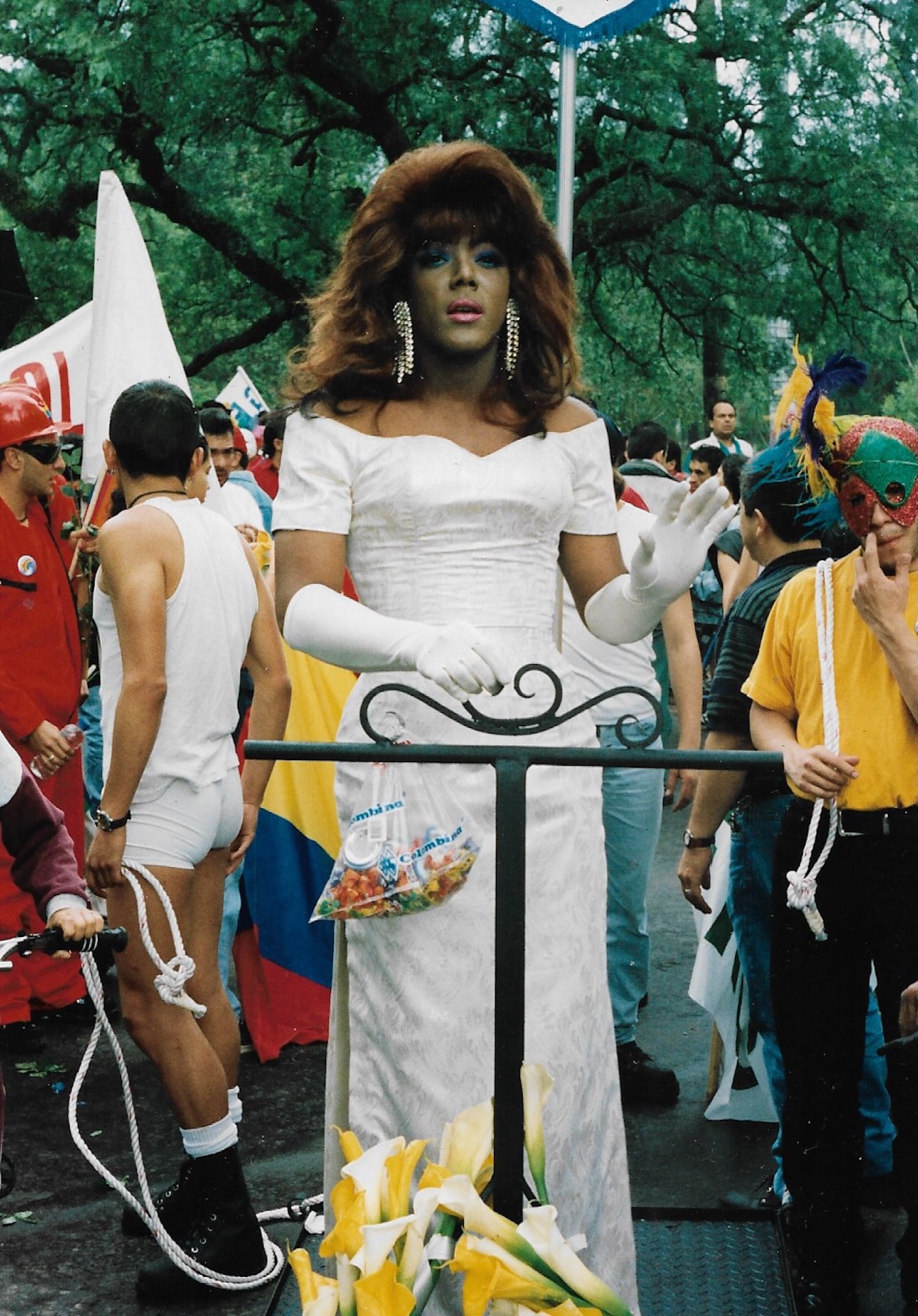 Drag de vestido blanco y dulces sobre su carroza