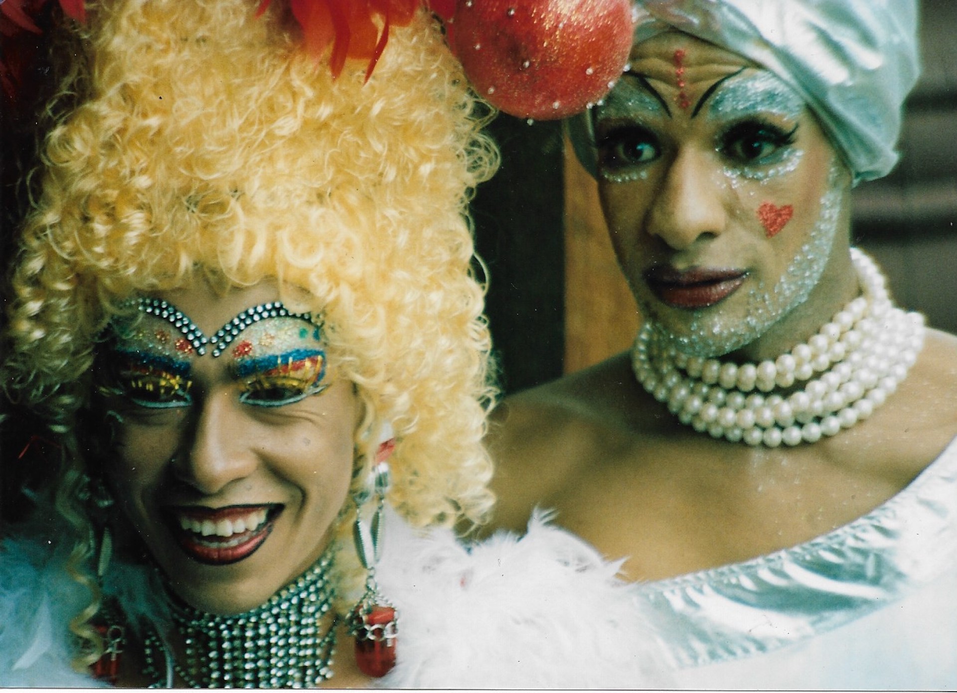 Retrato Drag: de rubio con brillantes; de plata y perlas, toma 1