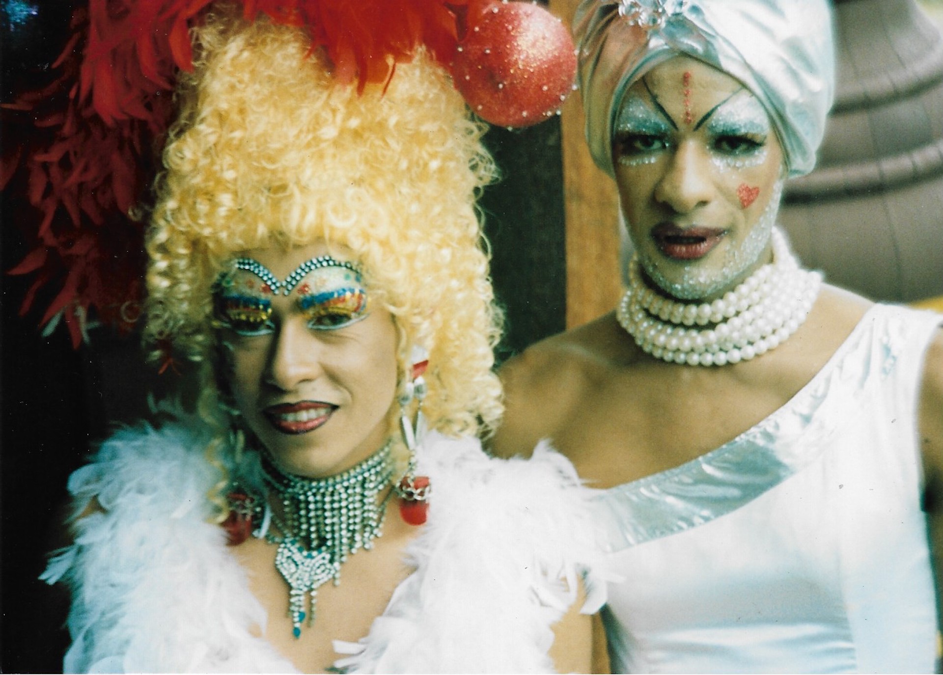 Retrato Drag: de rubio con brillantes; de plata y perlas, toma 2