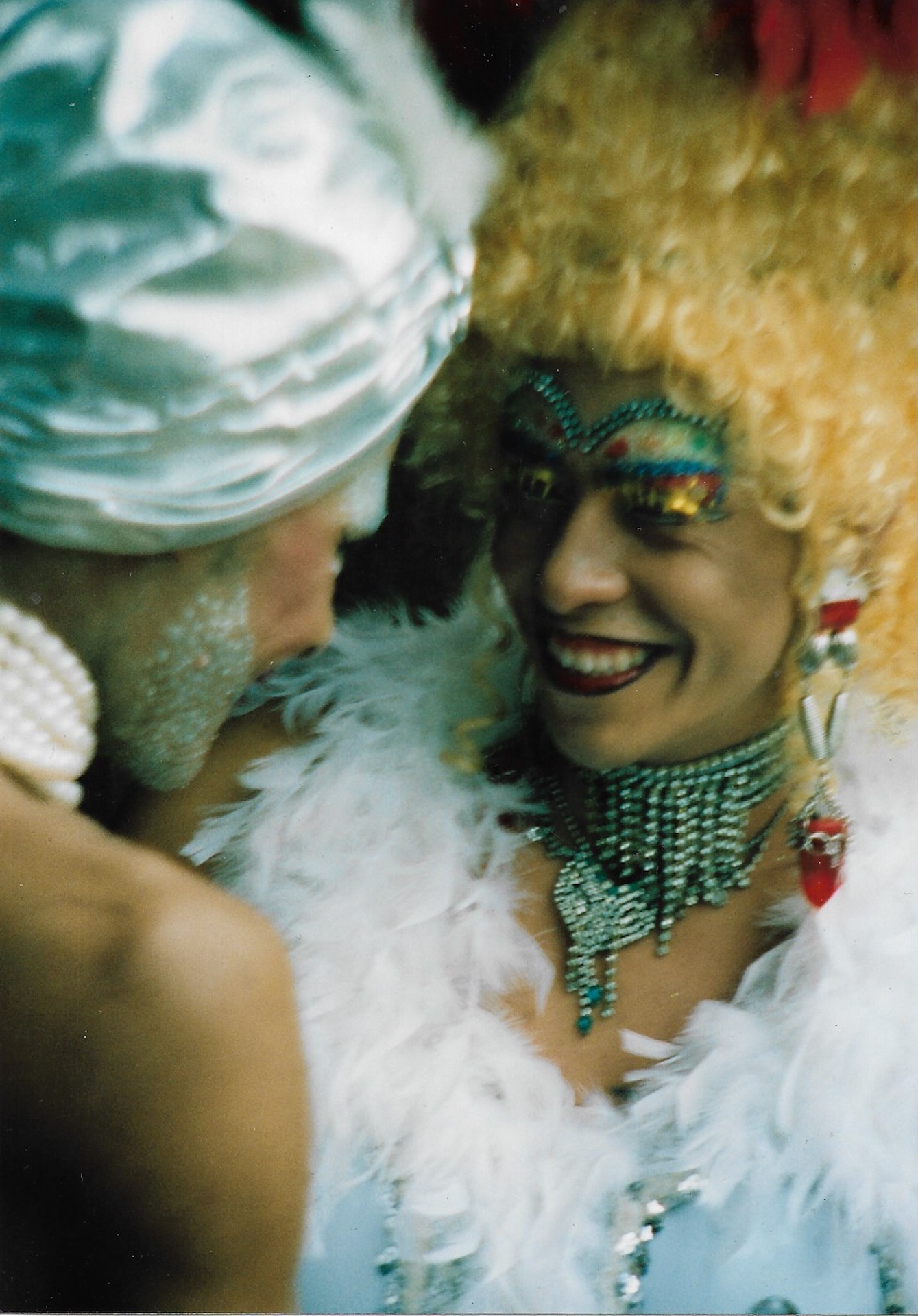 Retrato Drag: de rubio con brillantes; de plata y perlas, toma 3