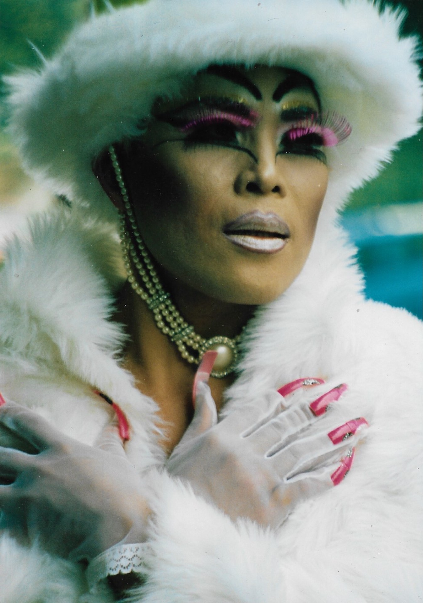 Retrato Drag: de blanco, amarillo y rosa, toma 2
