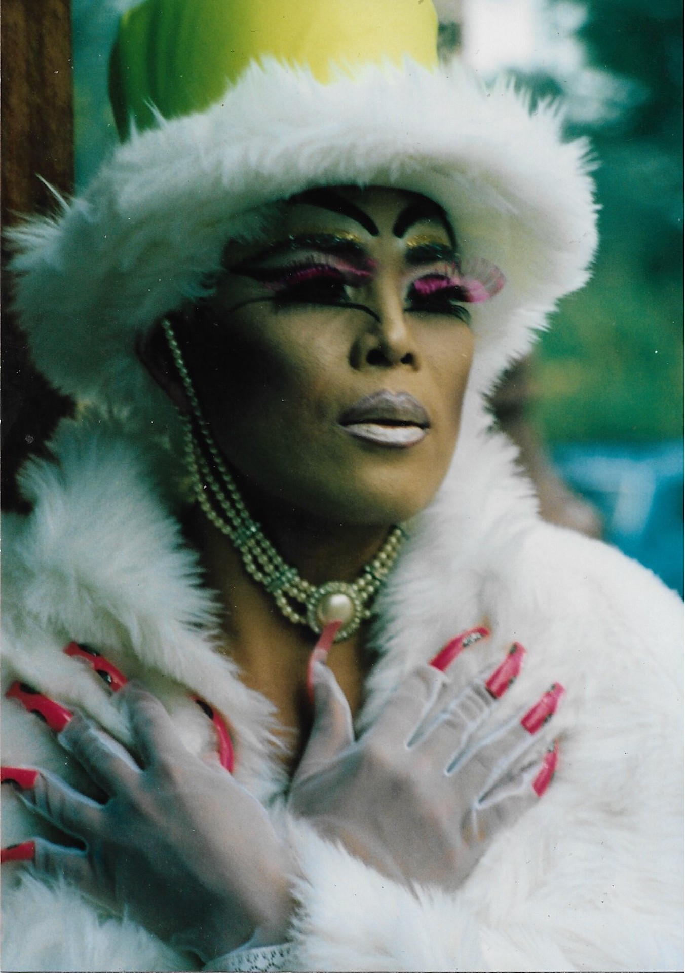 Retrato Drag: de blanco, amarillo y rosa, toma 3