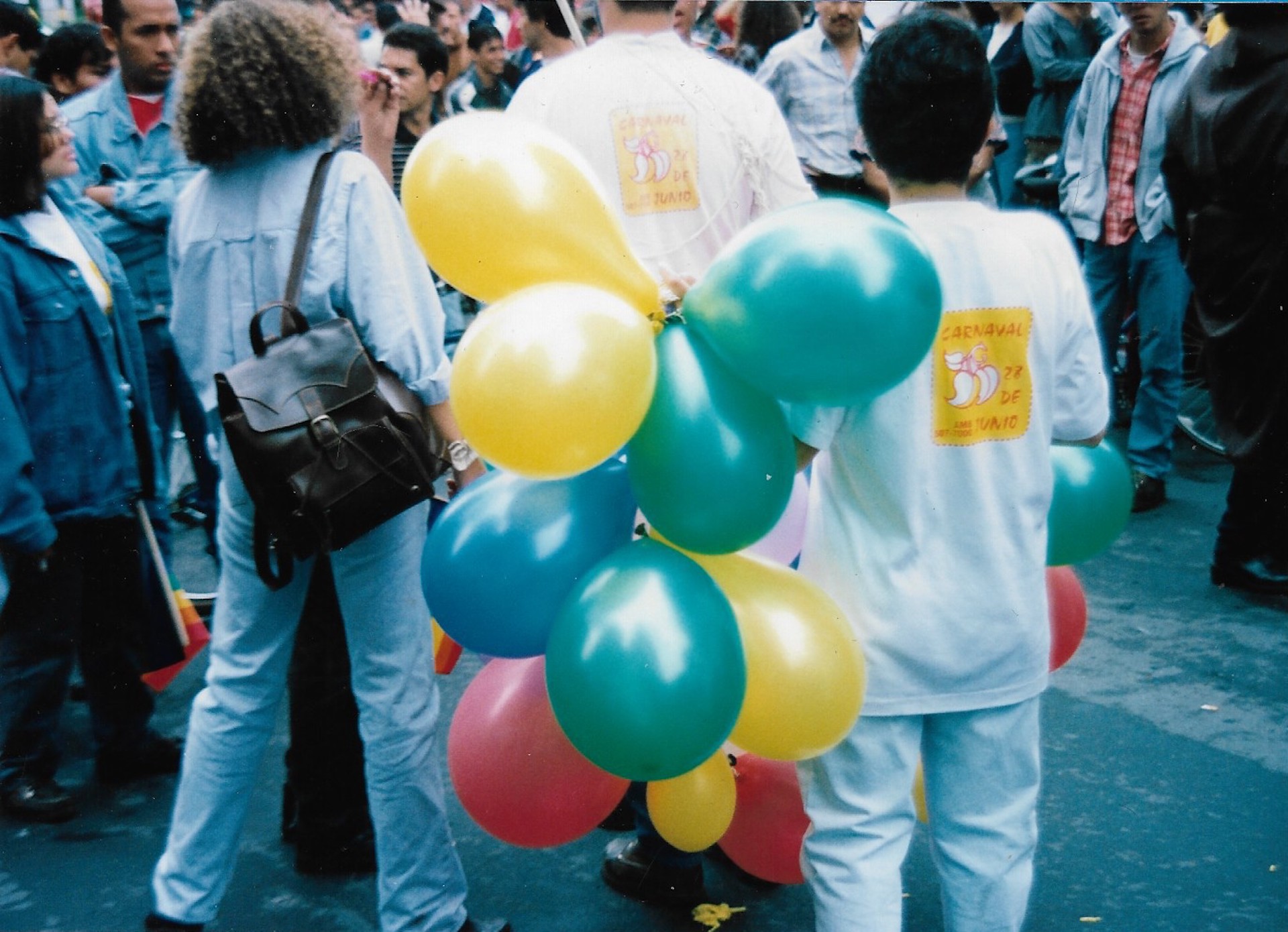 Marchante con globos de colores