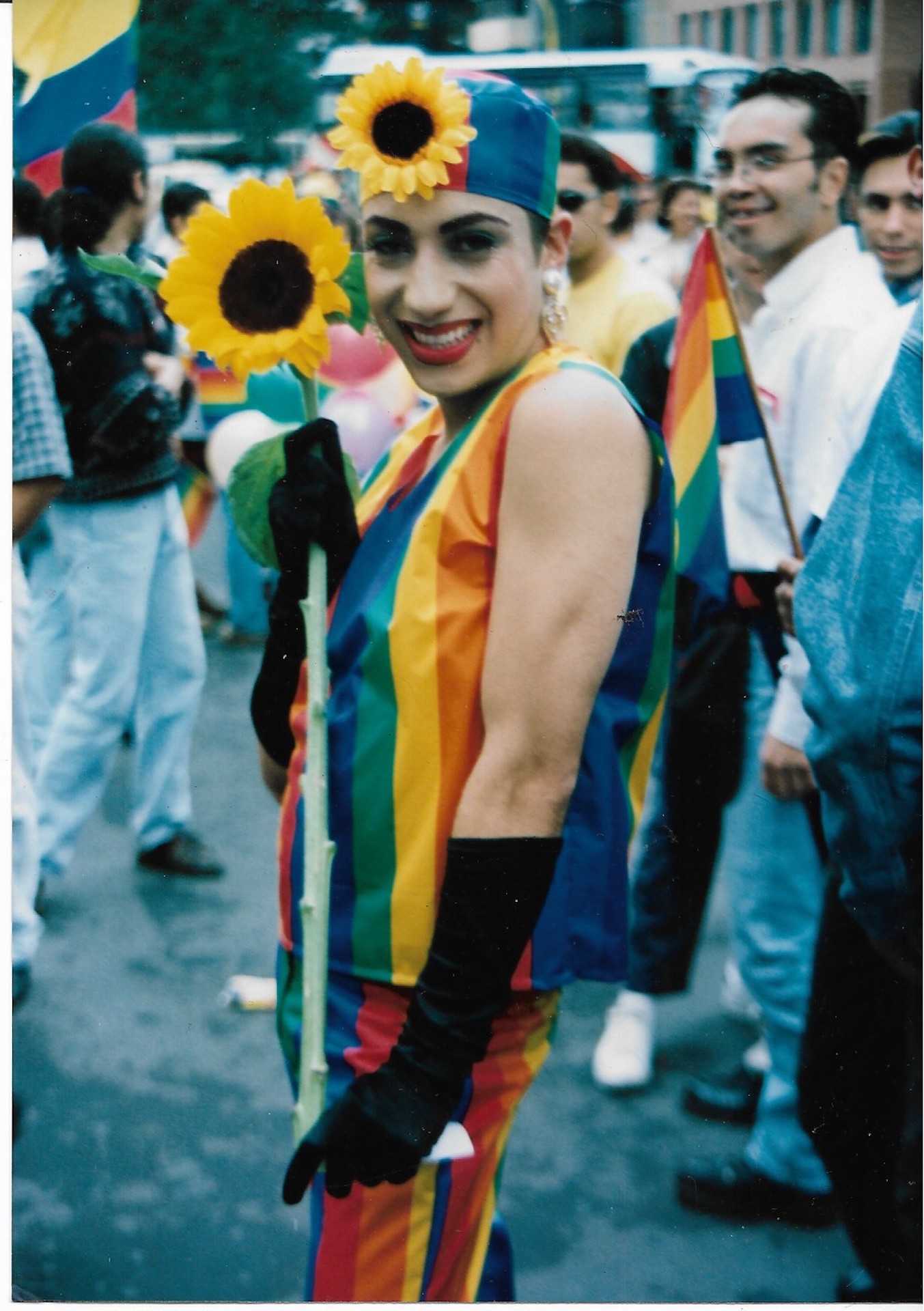 Retrato Drag: Vestido de colores con girasoles