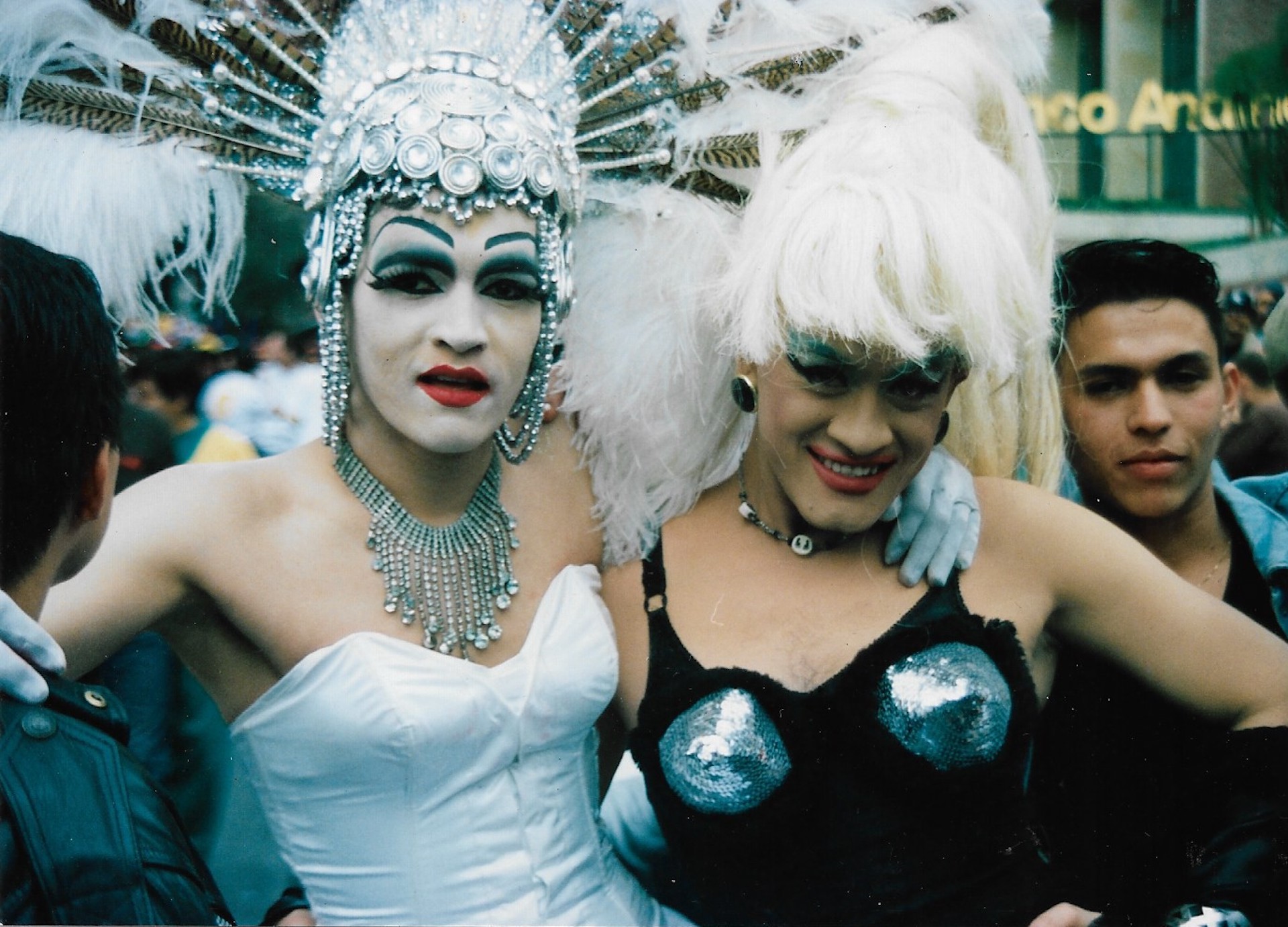 Retrato Drag: Corona de plumas blancas y peluca platinada