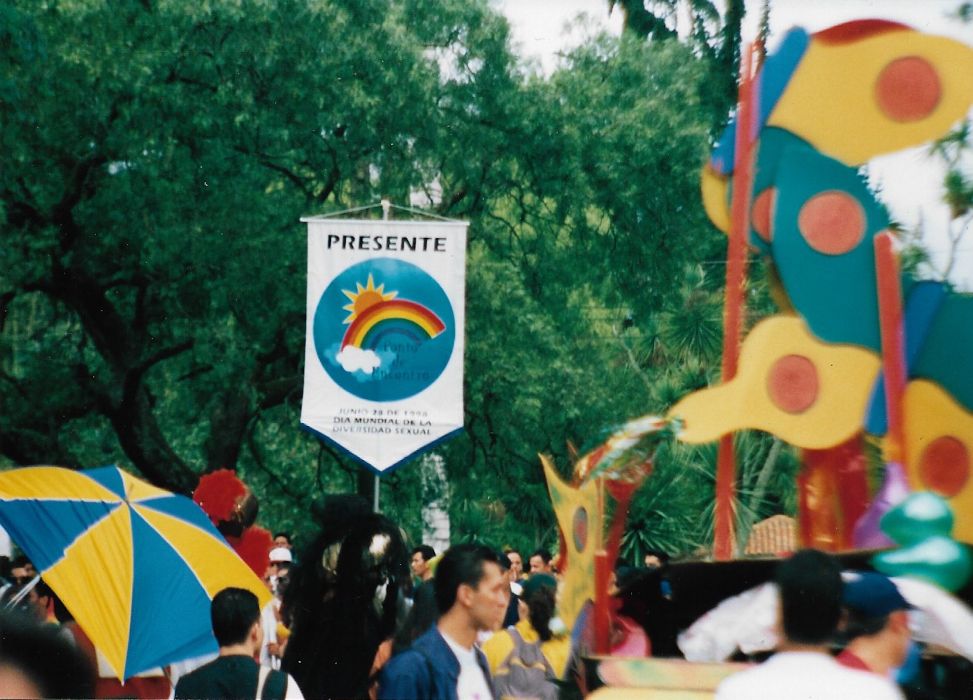 Cartel: "Presente - Día Mundial de la Diversidad Sexual"