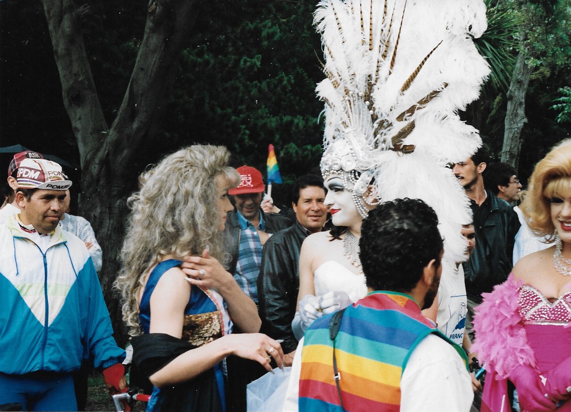 Drag de plumas blancas habla con "Miss America"