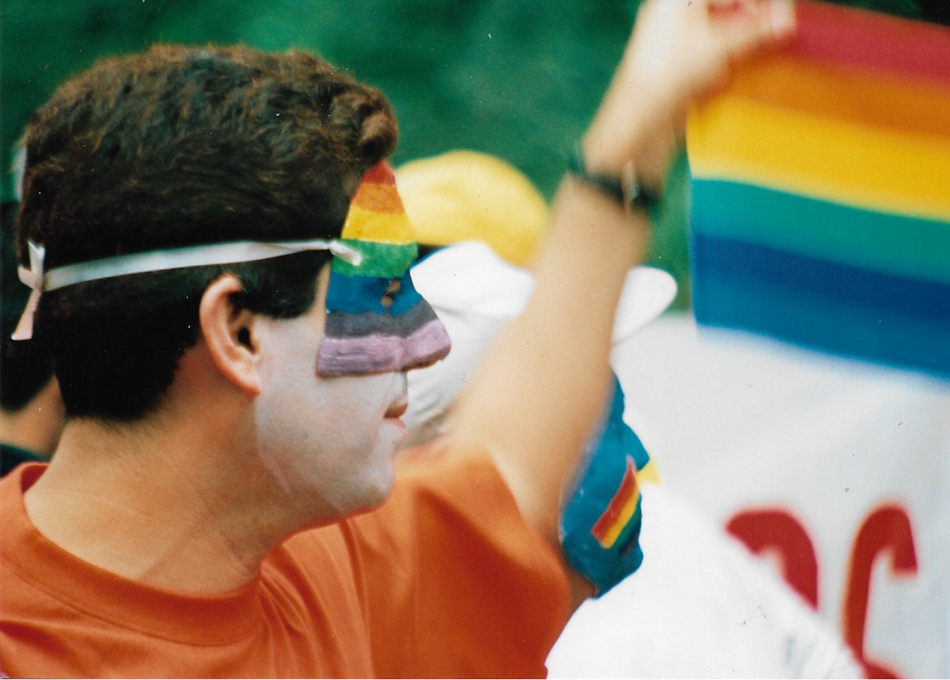 Con máscaras de arcoiris