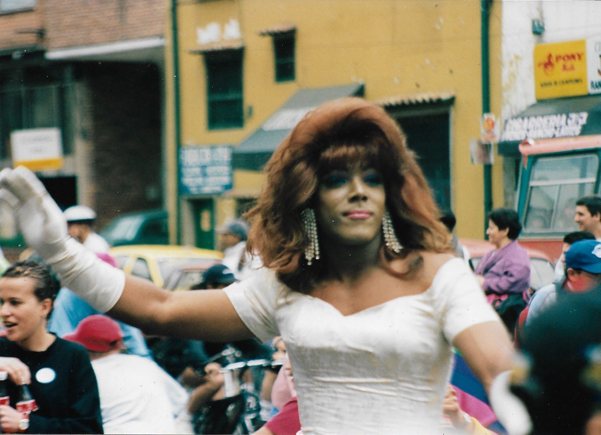 Drag de blanco y tez morena, a la altura de la calle 48