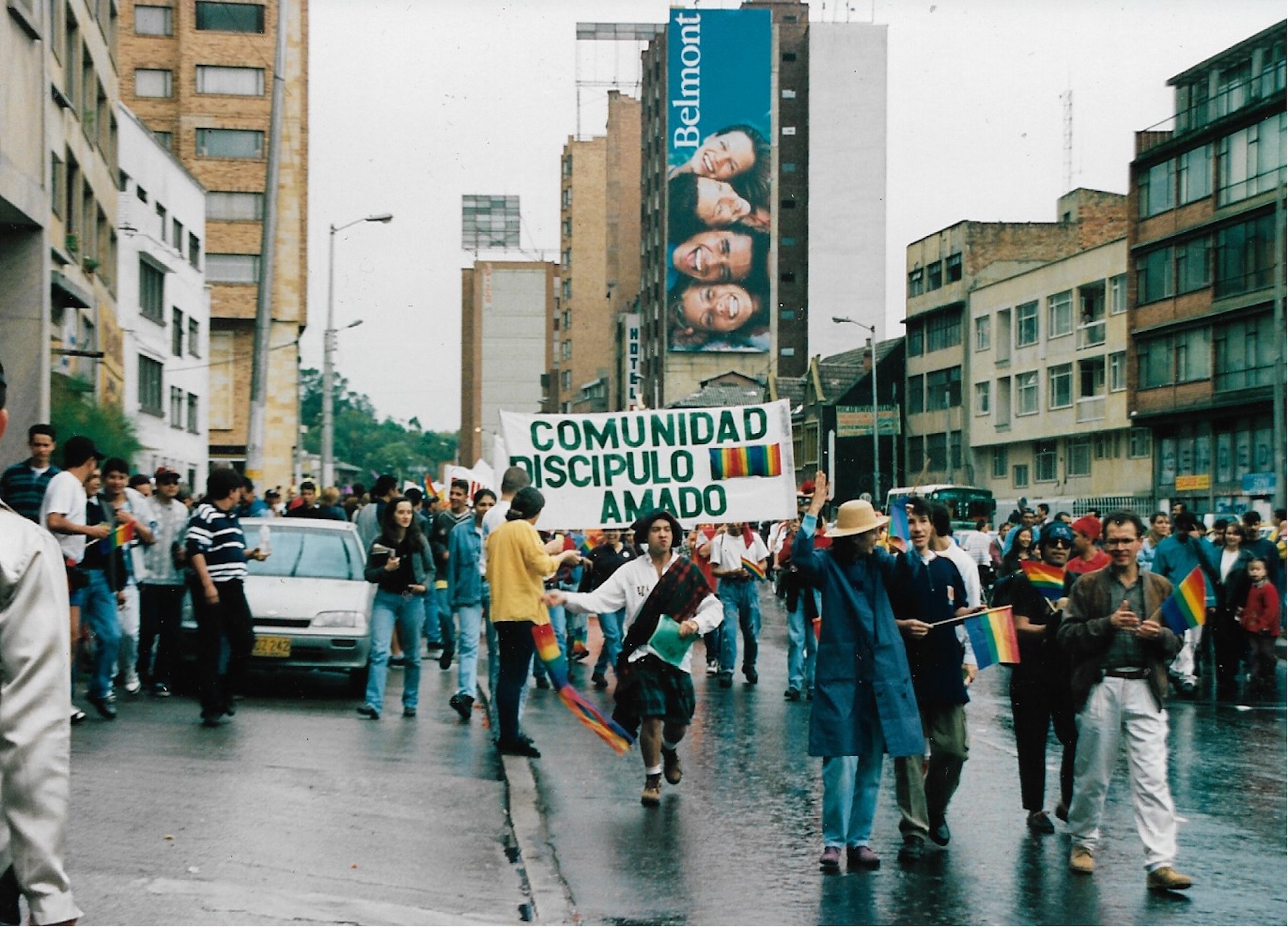 Cartel: Comunidad Discípulo Amado, rodeado de marchantes