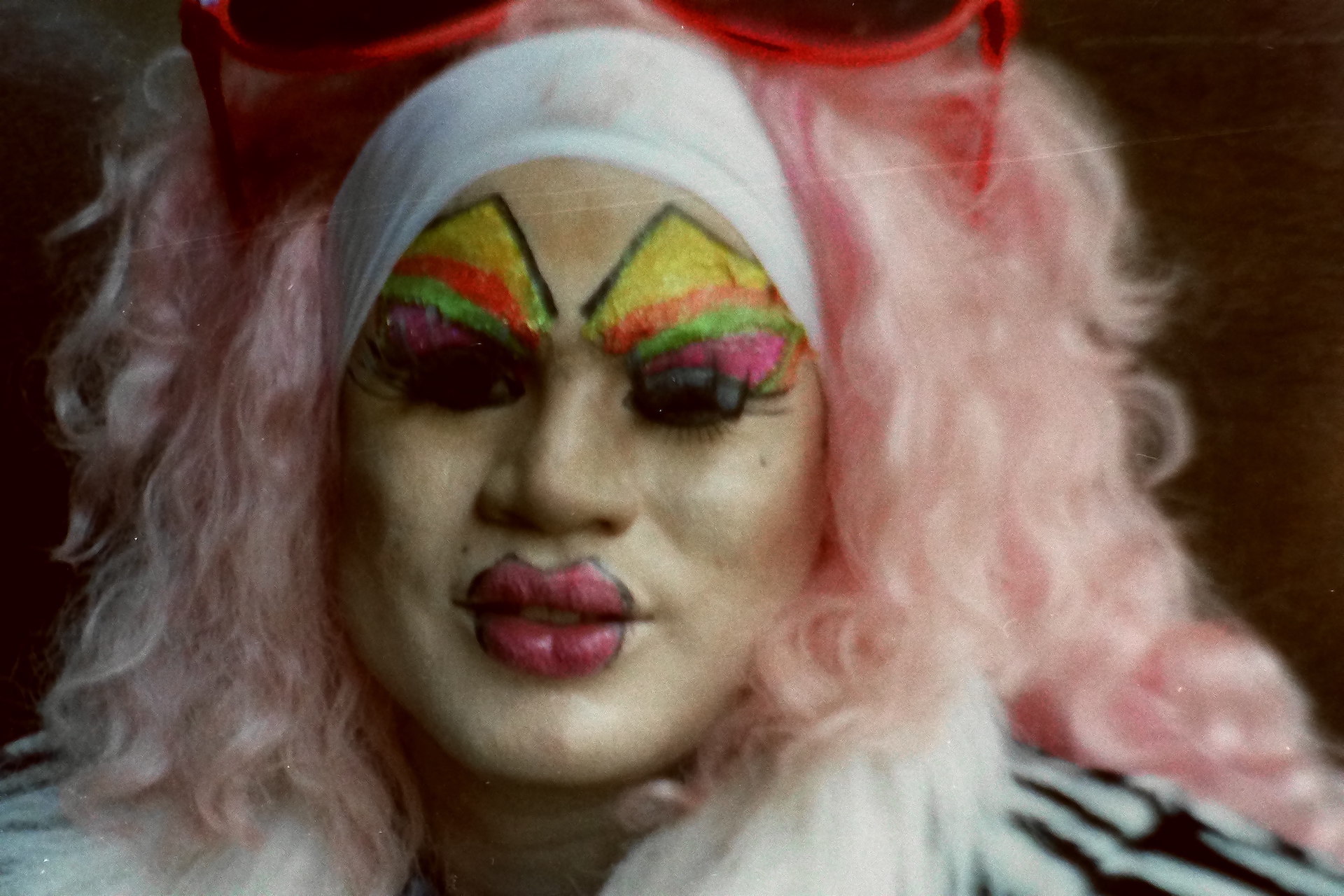 Retratro Drag: De peluca rosada y maquillaje neón, toma 1
