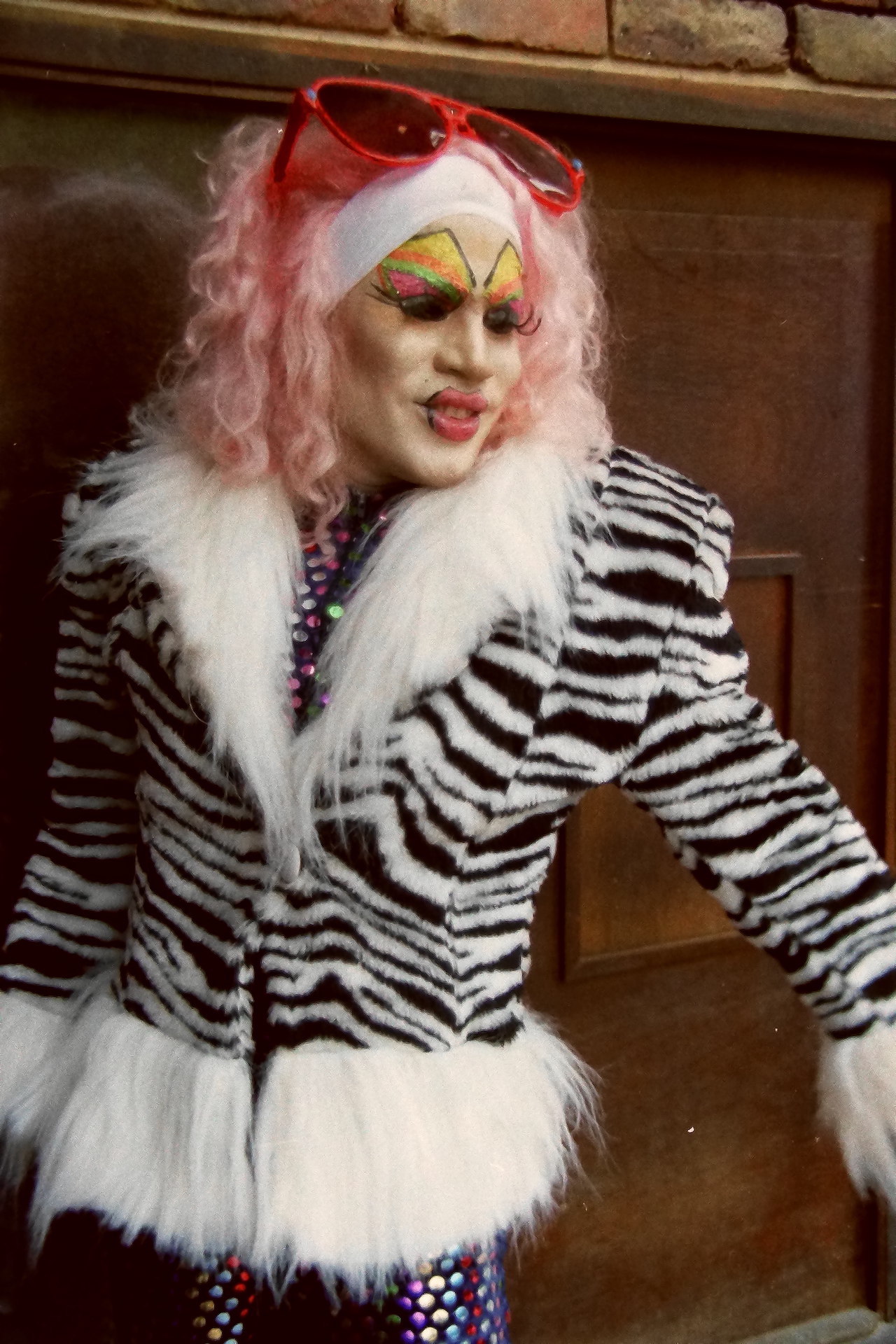 Retratro Drag: De peluca rosada y maquillaje neón, toma 3