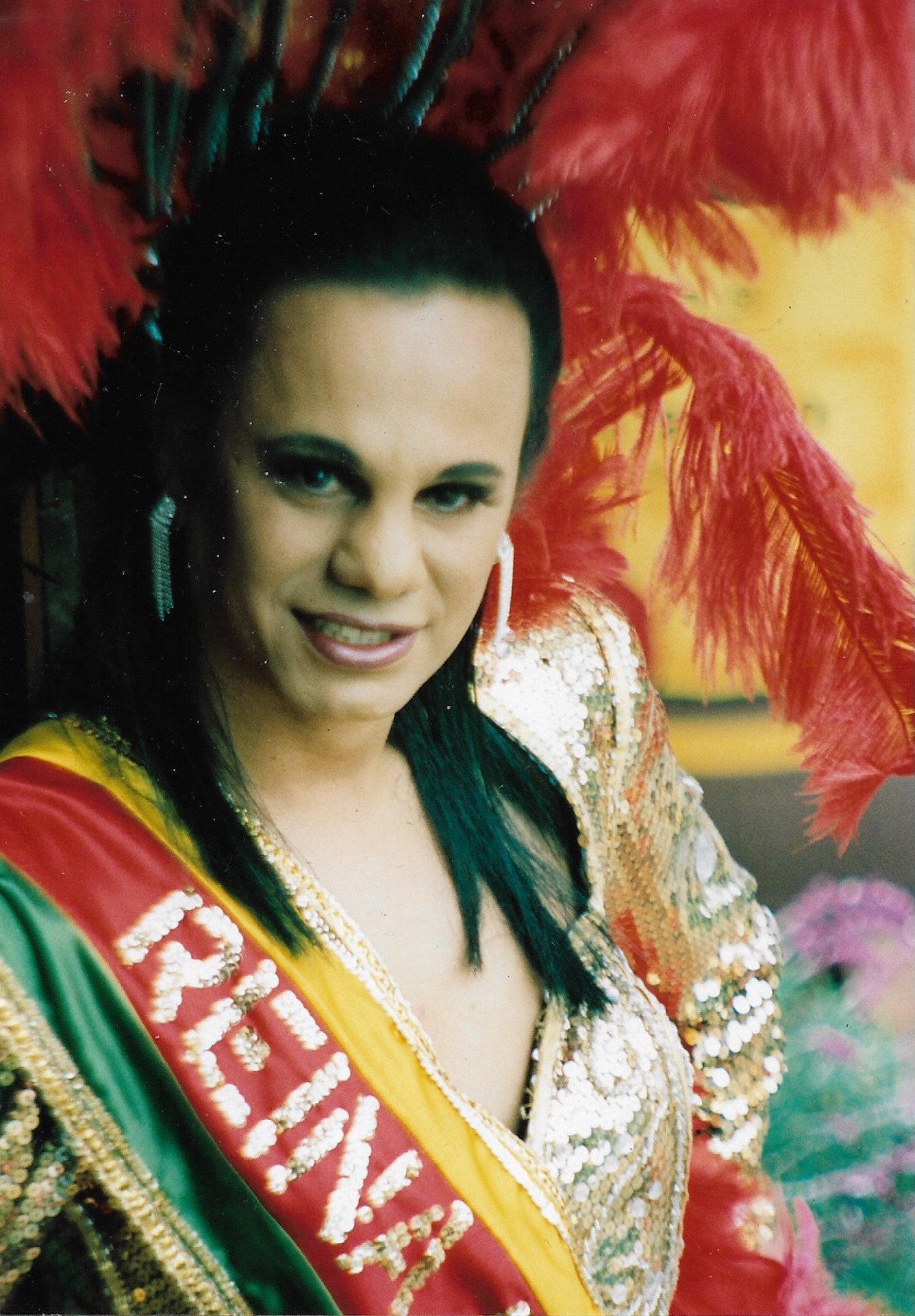 Retratro Drag: "Reina" de rojo, dorado y verde, toma 1