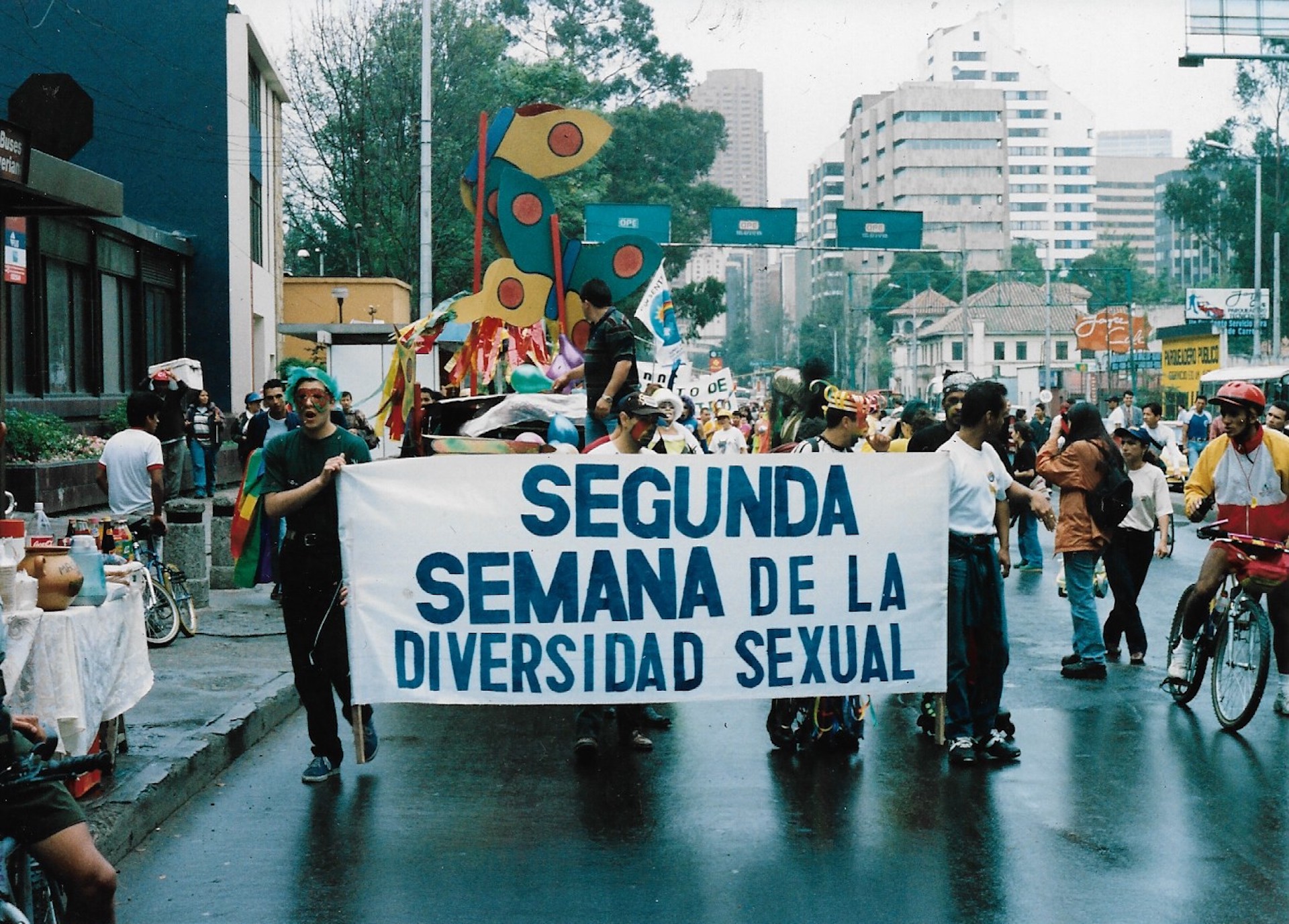 La marcha pasando por la calle 40B