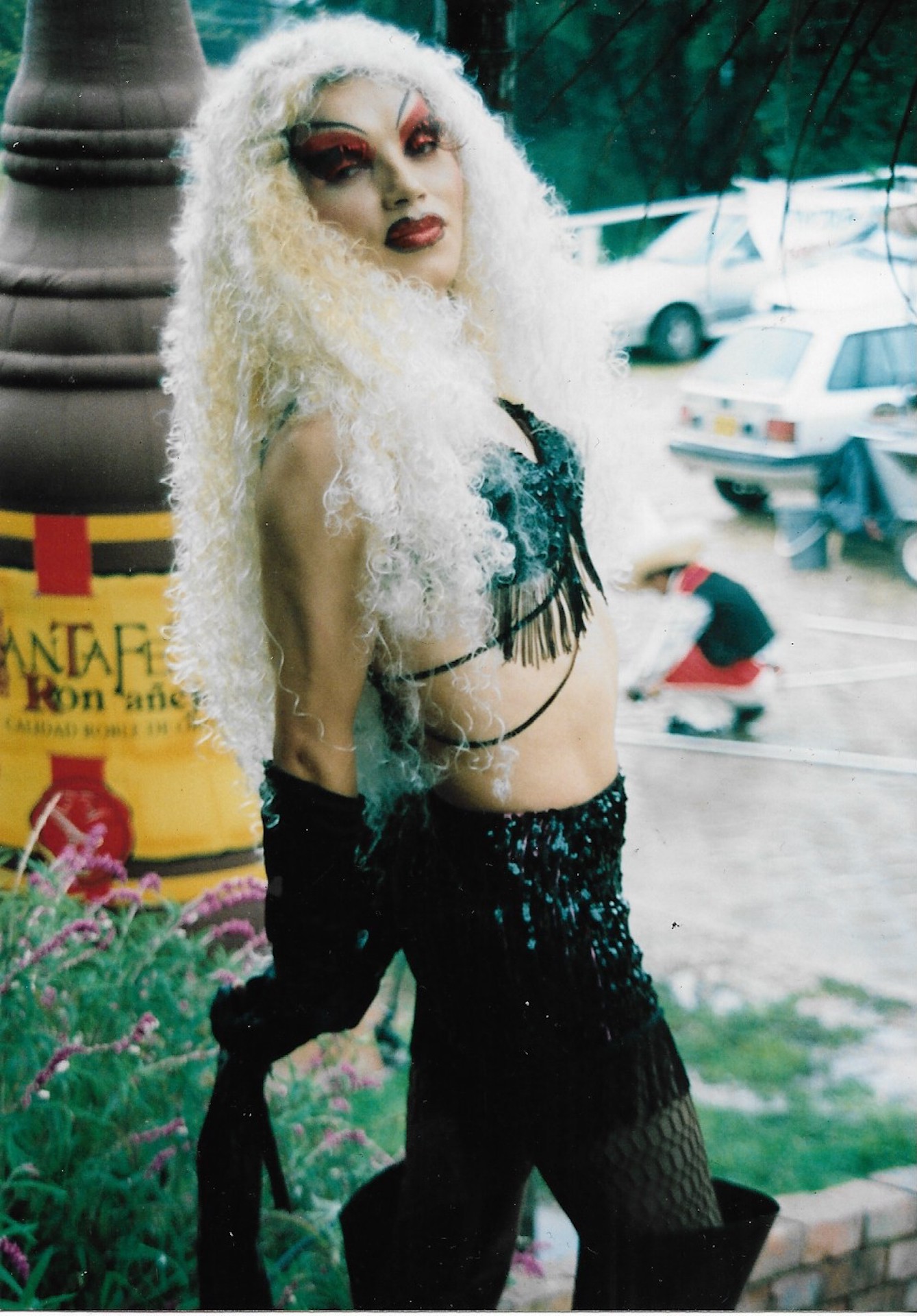 Retrato Drag: De peluca rubia y maquillaje rojo, toma 1