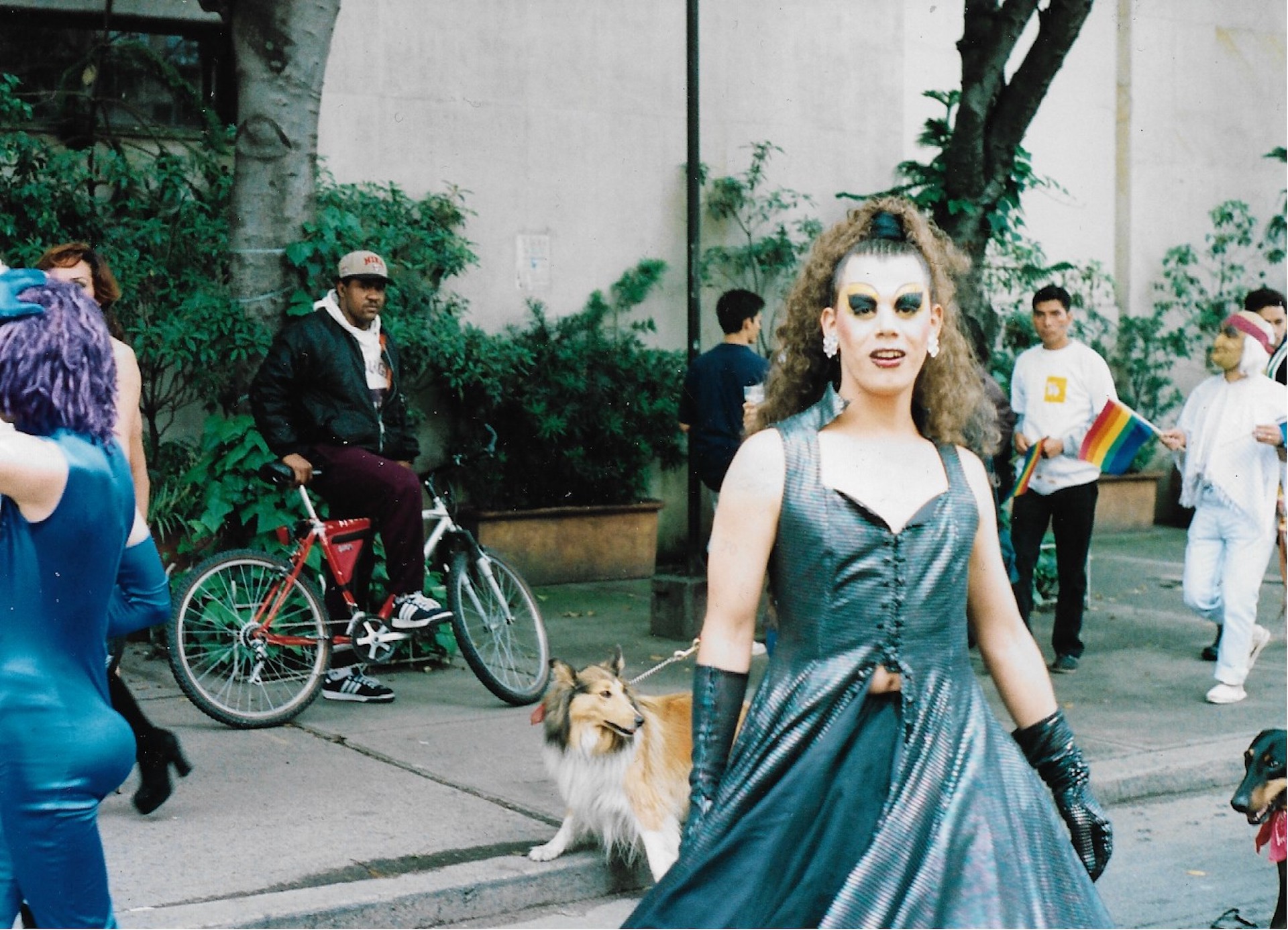 Drags de azul y negro, marcha a la altura de la Javeriana