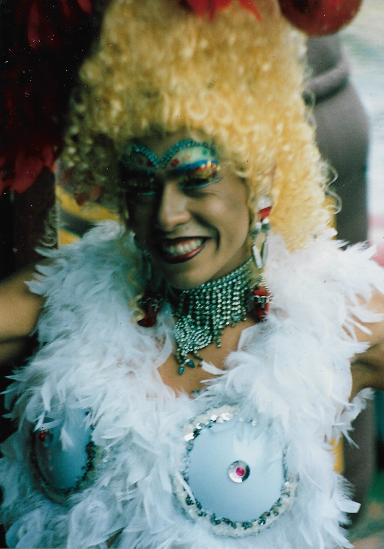 Retrato Drag: De peluca rubia alta y sombras doradas, toma 1