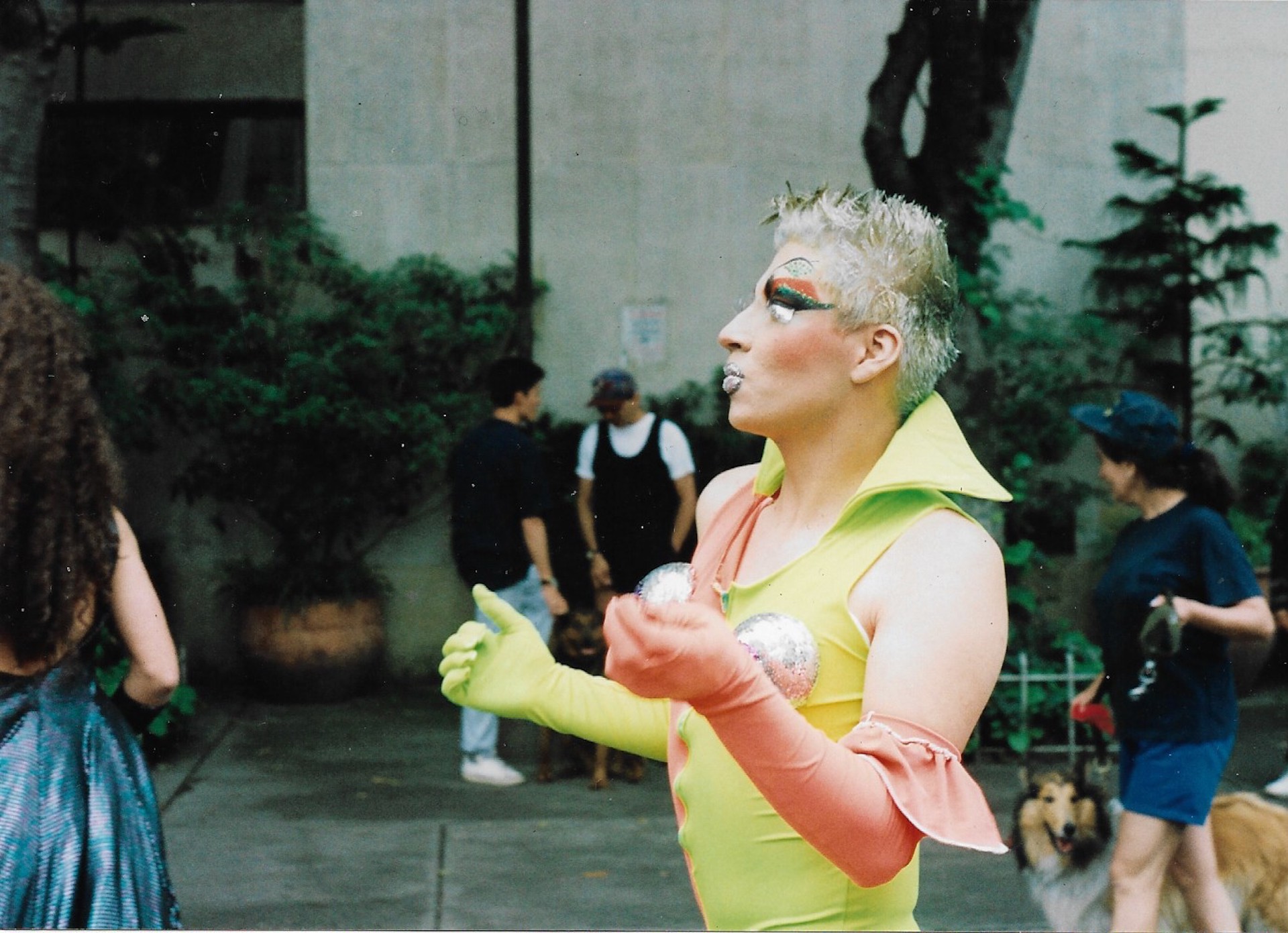 Perfil de Drag vestida de naranja y verde