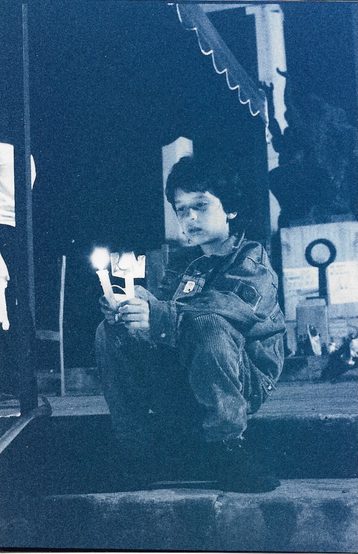 Niño con velas