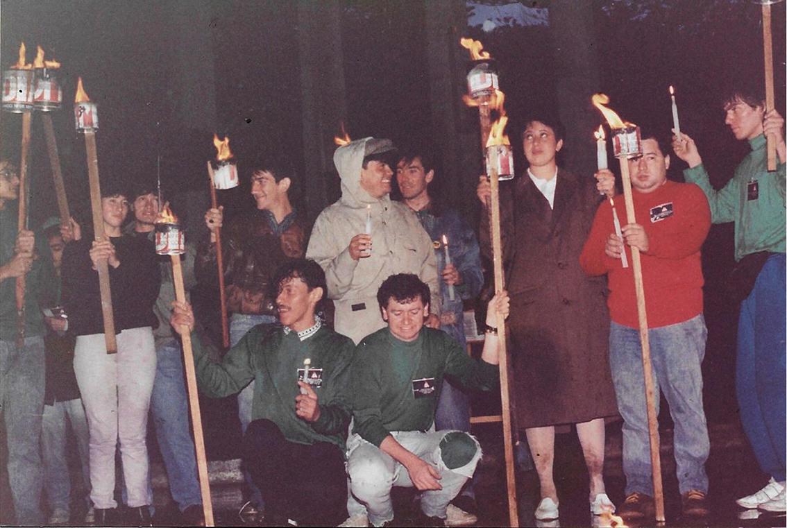 Asistentes al homenaje con velas y antorchas, toma 1