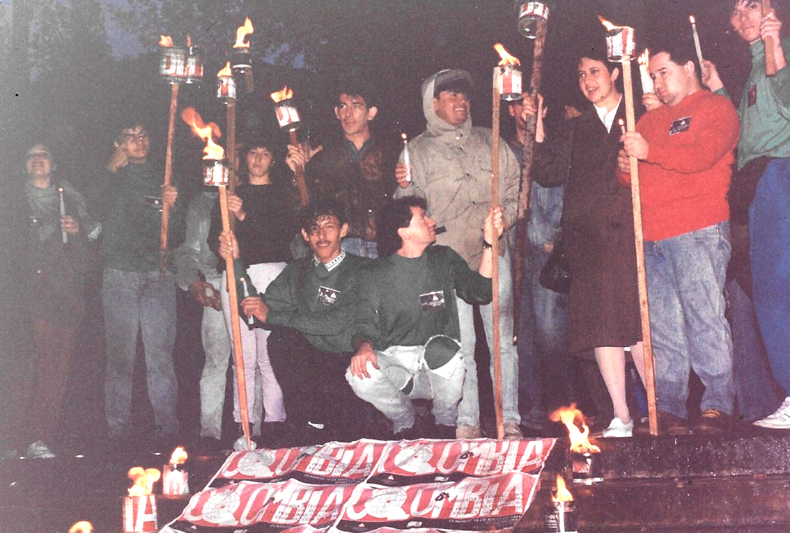 Asistentes al homenaje con velas y antorchas, toma 2