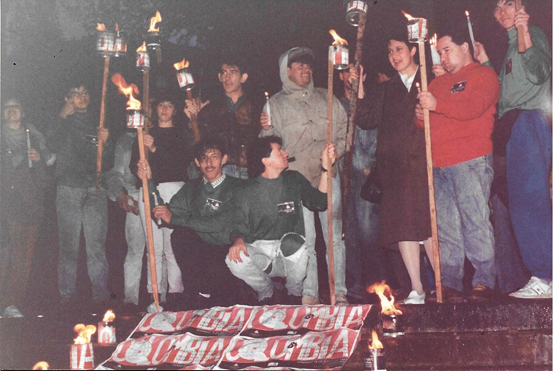 Asistentes al homenaje con velas y antorchas, toma 3