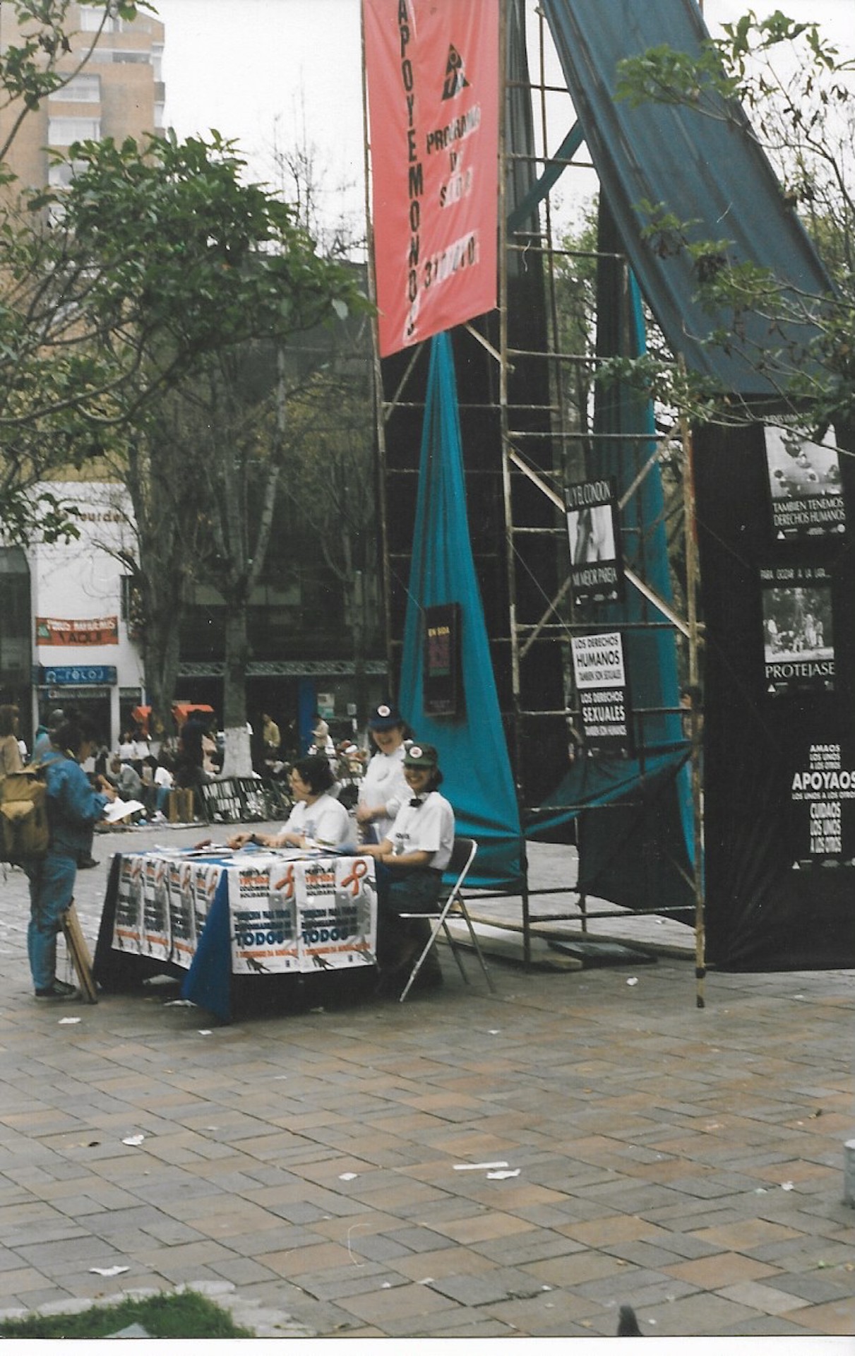 Larissa, Liliana y Ana María en evento sobre vih/sida de Apoyémonos, toma 1