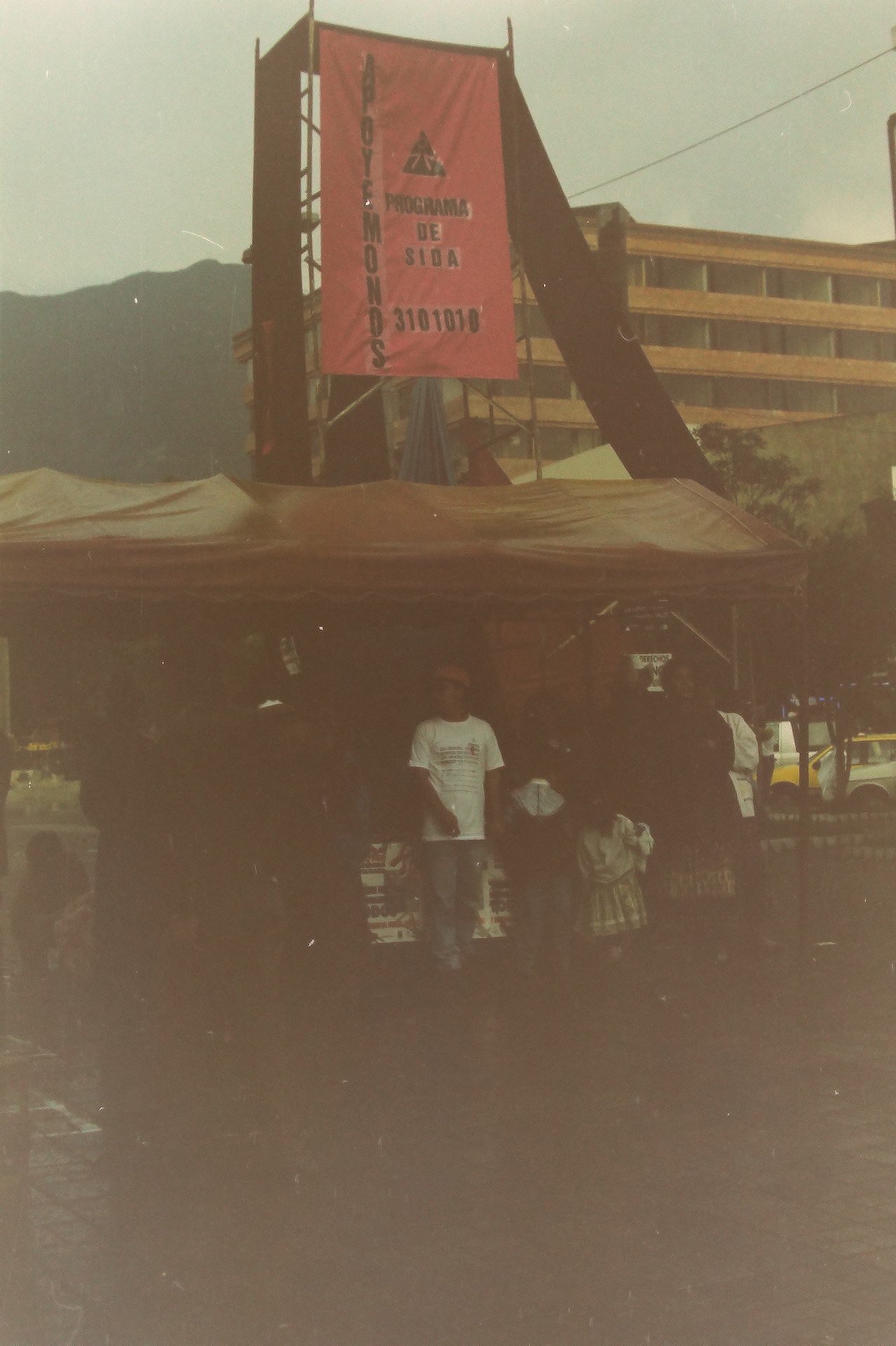 Stand de Apoyémonos en la Plaza de Lourdes, toma 1