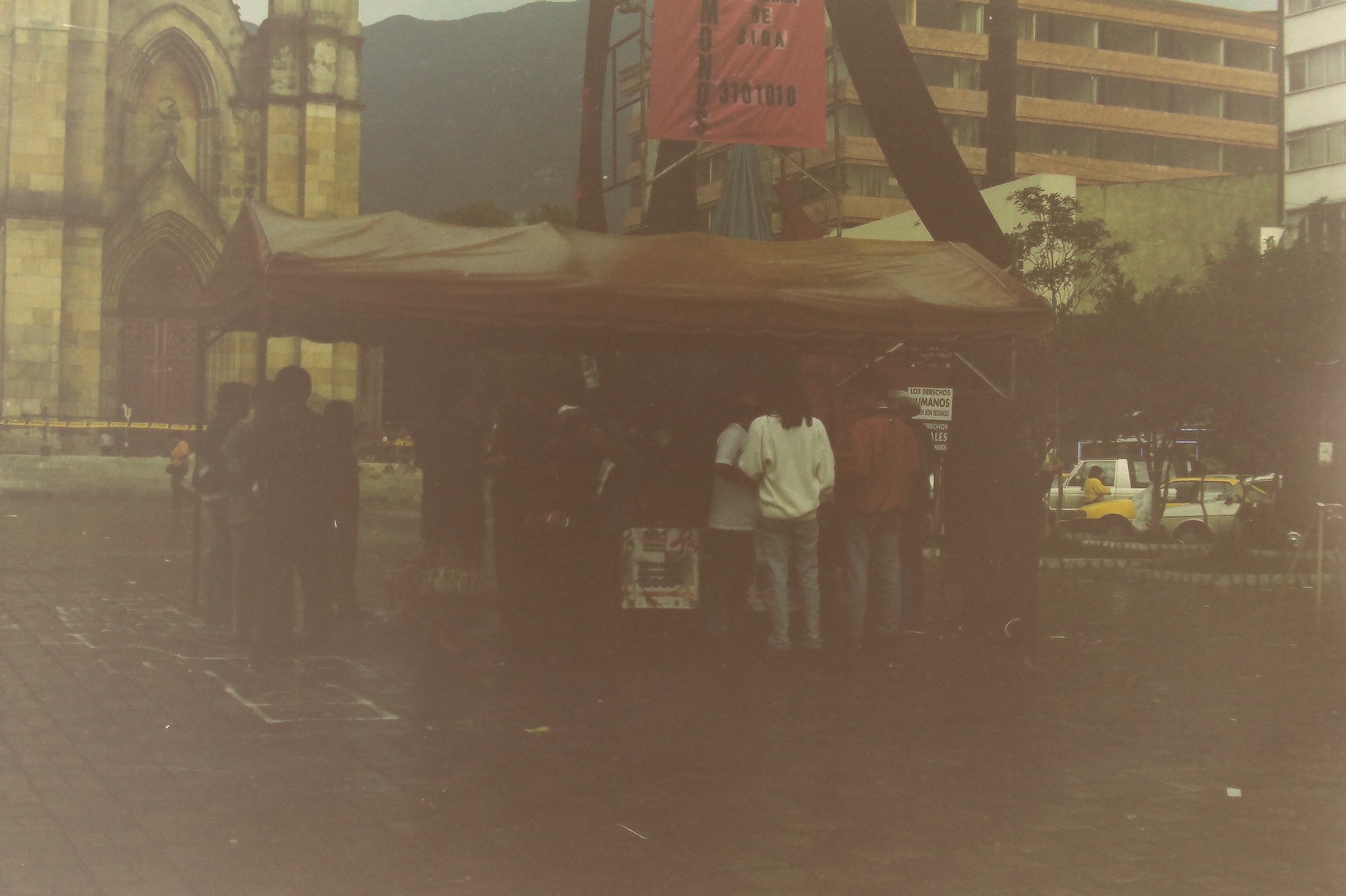 Stand de Apoyémonos en la Plaza de Lourdes, toma 2