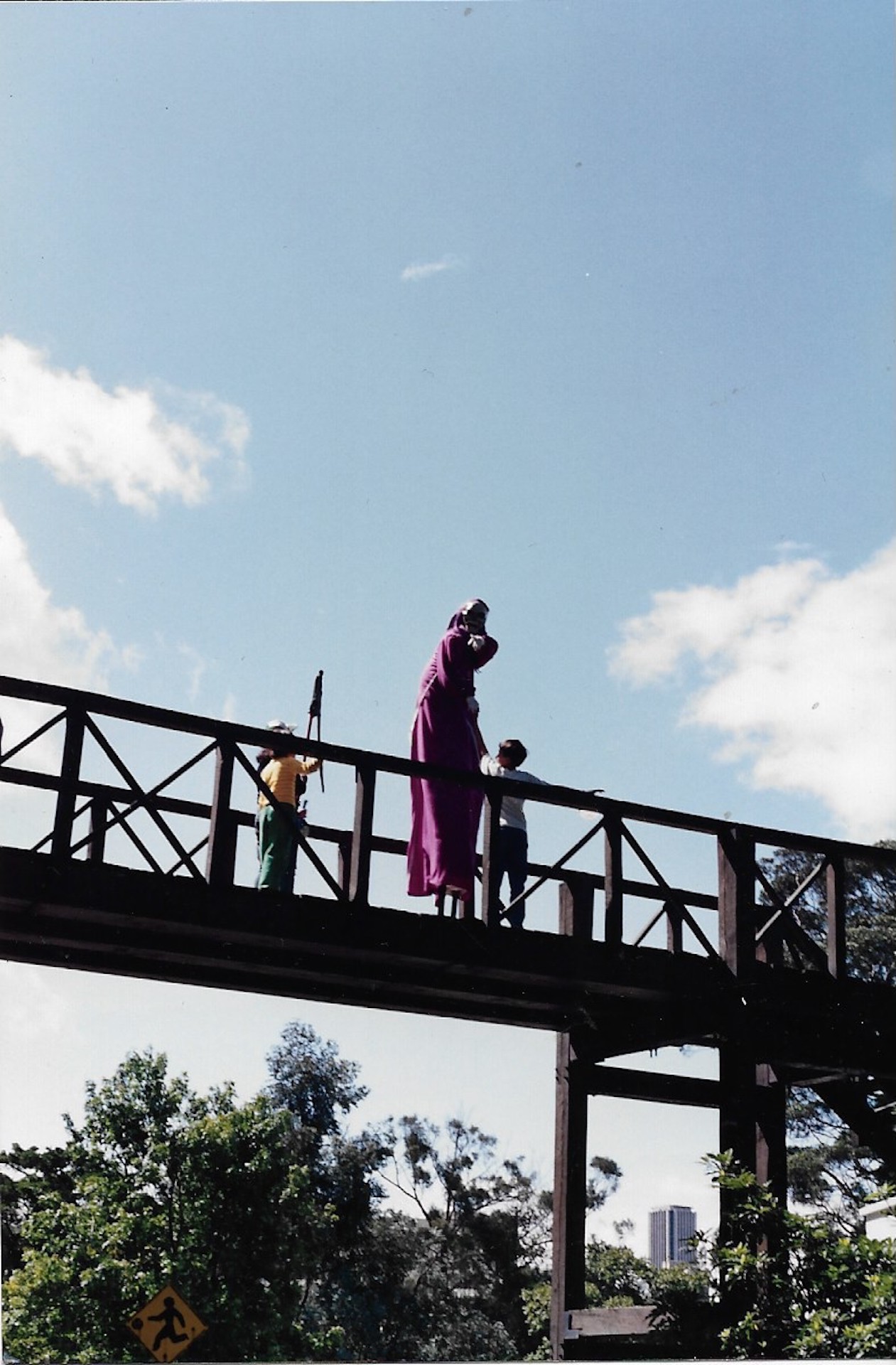 "La Catrina" en el antiguo puente peatonal de madera