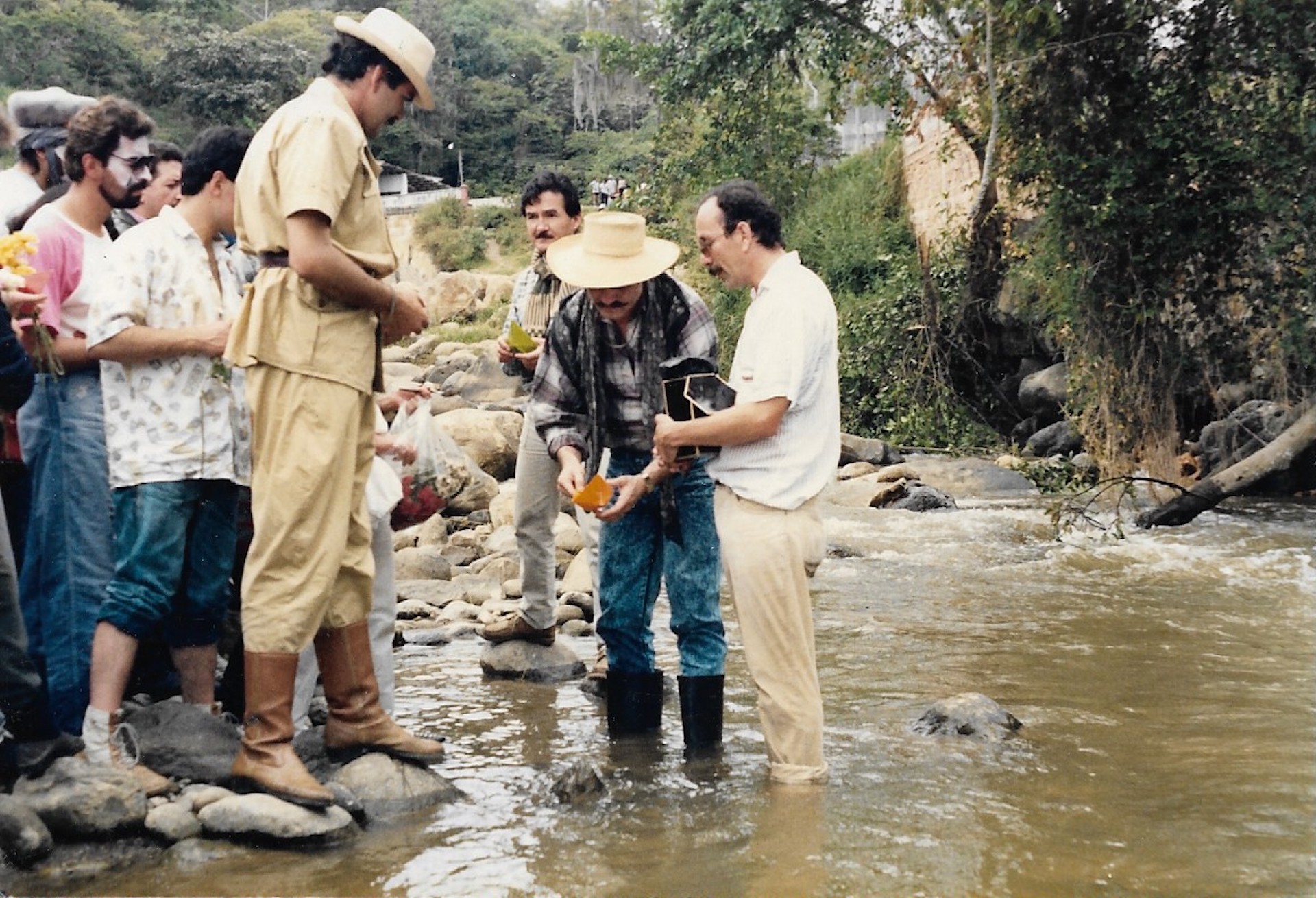 "Dejando fluir la vida": cenizas de "Pacho" al río, toma 1