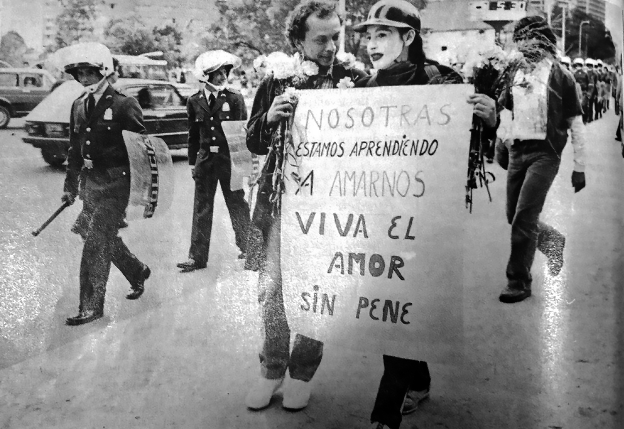 León Zuleta con flores camina sobre la Séptima